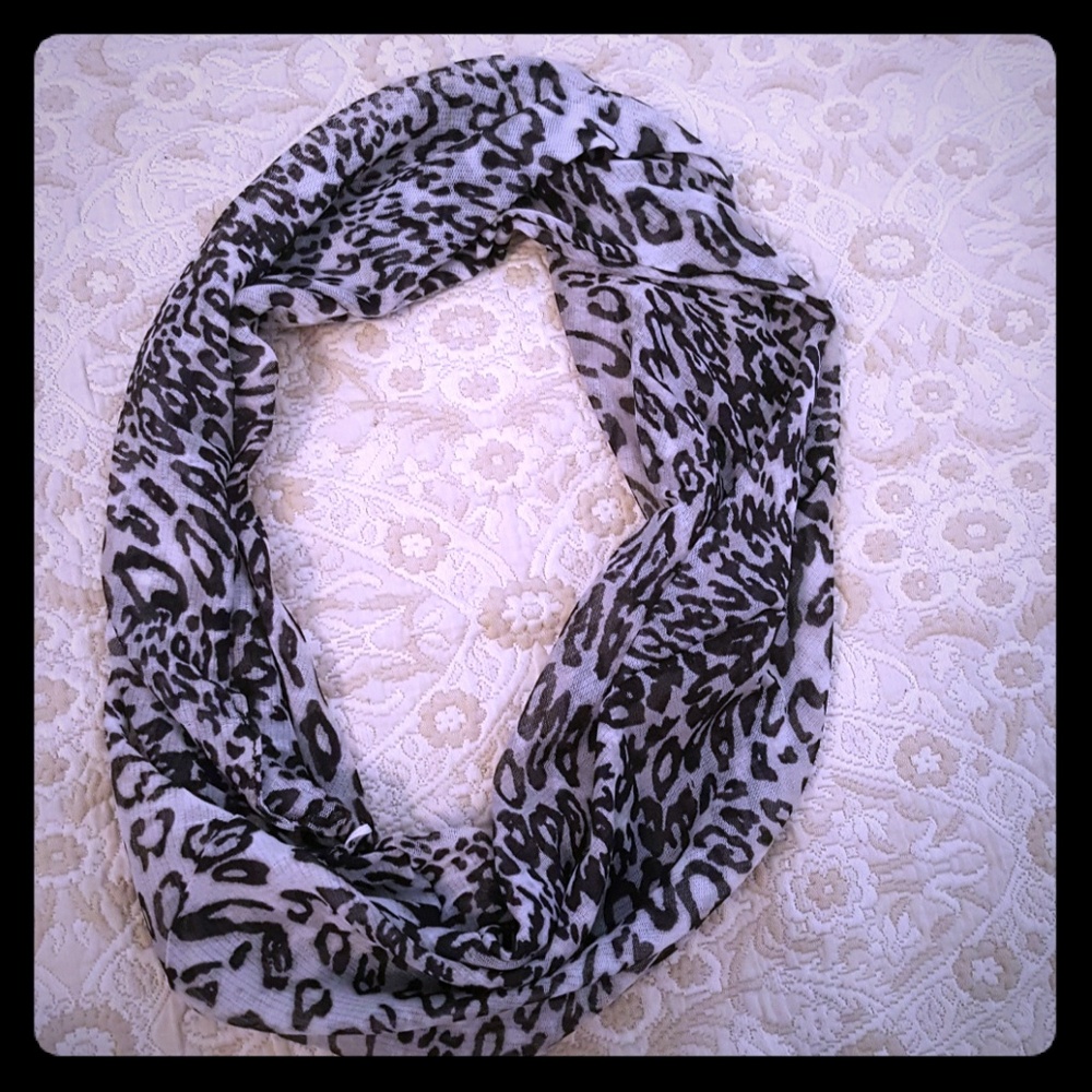 Women's black and white leopard pattern scarf